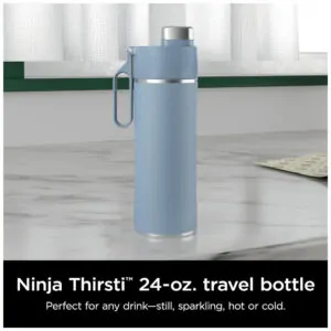 ectqtgtrtw8c0b_1.jpg - Garrafa Térmica para Água 710mL em Aço Inoxidável, à Prova de Vazamentos e Aguenta Quente por Horas, Ninja DW2401BL, Azul