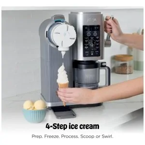 Máquina de sorvete soft serve Ninja CREAMi Scoop Swirl prata 13 programas 4 potes 2 em 1 473 ml modelo NC701.