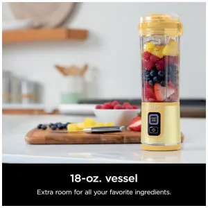 Liquidificador Portátil Ninja Blast, Sem Fio, Recipiente 530ml, Tampa Antivazamento com Bico, Amarelo, BC151LB, 7.4V 112 caracteres