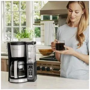 Máquina de Café Programável Ninja 12 Copos Estilo Clássico e Rico Reservatório 1,77 L Extração Térmica Filtro Permanente Preto Aço Inox CE201 240V