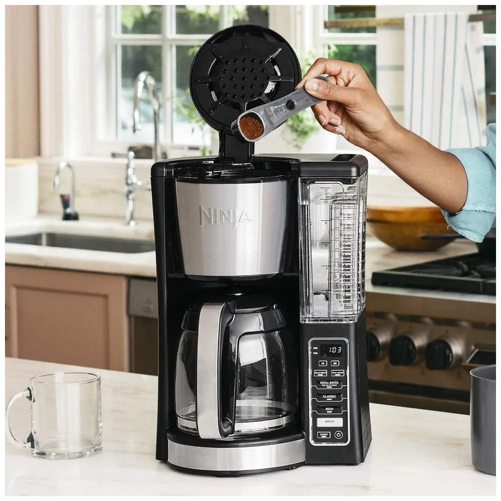 Máquina de Café Programável Ninja 12 Copos Estilo Clássico e Rico Reservatório 1,77 L Extração Térmica Filtro Permanente Preto Aço Inox CE201 240V