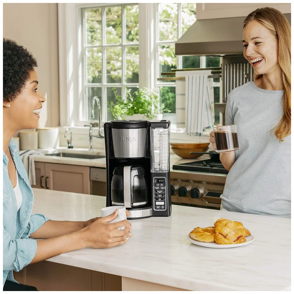 Máquina de Café Programável Ninja 12 Copos Estilo Clássico e Rico Reservatório 1,77 L Extração Térmica Filtro Permanente Preto Aço Inox CE201 240V