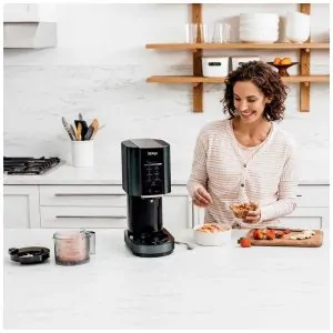 Máquina de sorvete Ninja CREAMi CN301CO preta 0,47L 110V para sorvetes, gelatos, milkshakes e bowls