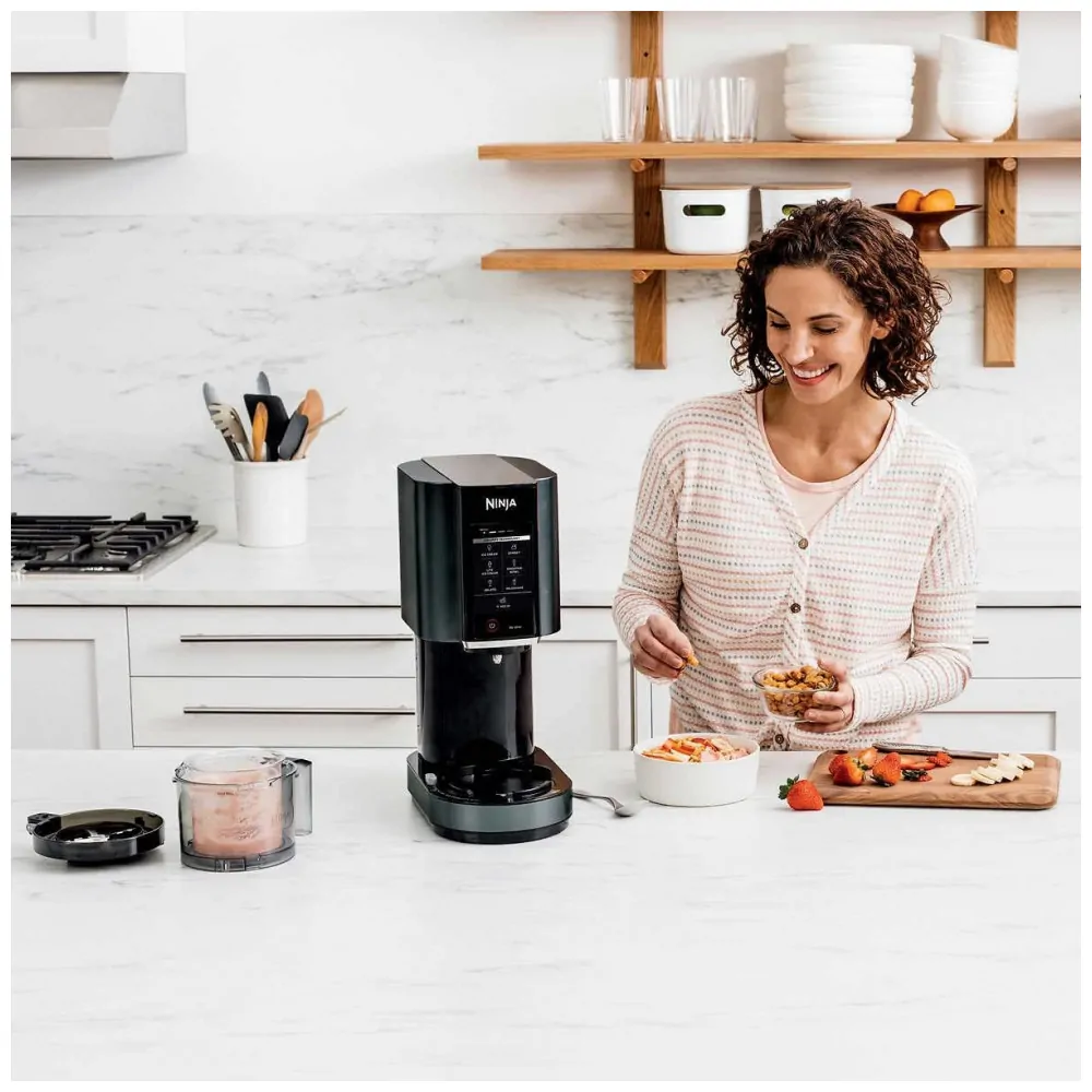 Máquina de sorvete Ninja CREAMi CN301CO preta 0,47L 110V para sorvetes, gelatos, milkshakes e bowls